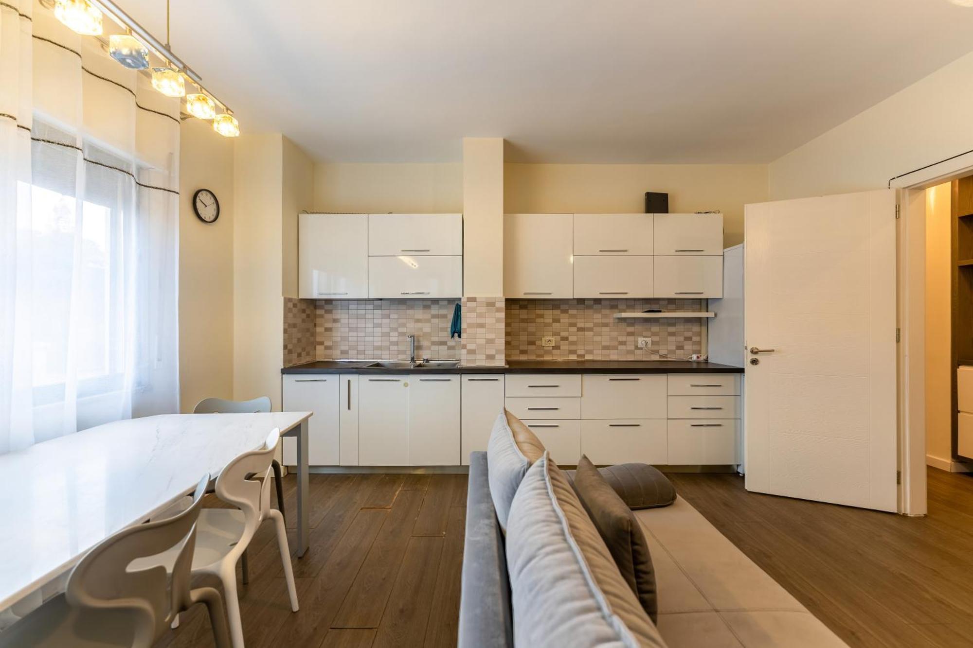 Hotel Elior Tiranë Luaran gambar